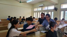 Giám thị kiểm tra thông tin của thí sinh. Ảnh: TTXVN.