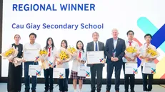 Đội thi đến từ Trường Trung học cơ sở Cầu Giấy (Hà Nội) giành Giải Nhất với dự án sử dụng AI hỗ trợ học tiếng Anh cho trẻ em tại Làng trẻ em SOS. Ảnh: BTC