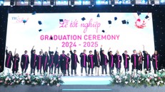 Khoảnh khắc đầy cảm xúc khi những chiếc mũ tốt nghiệp được tung lên trời – biểu tượng của tuổi trẻ, nỗ lực và khát vọng bay xa