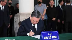 Tổng Bí thư Tô Lâm ghi sổ tang tại lễ viếng nguyên Chủ tịch nước Trần Đức Lương. Ảnh: TTXVN
