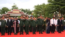 Các đại biểu dành một phút mặc niệm để tưởng nhớ các anh hùng, liệt sỹ và nhân dân trên địa bàn huyện đã chiến đấu hy sinh làm nên cuộc Chiến thắng Ba Gia. Ảnh: Đinh Hương/TTXVN