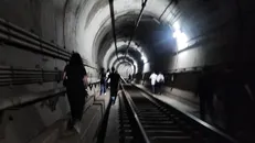 Hành khách được sơ tán khẩn cấp qua đường hầm. Nguồn: Yonhap