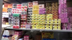 Số lượng lớn mỹ phẩm không rõ nguồn gốc bị lực lượng chức năng tạm giữ. 