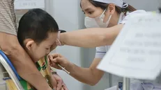 Nhân viên y tế tiêm vaccine phòng sởi cho trẻ trong độ tuổi. Ảnh: Minh Quyết/TTXVN
