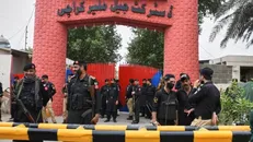 Các quan chức an ninh canh gác nhà tù Malir ở Karachi, Pakistan. Nguồn: AP