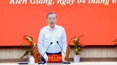 Tổng Bí thư nhấn mạnh, sự kết hợp giữa An Giang và Kiên Giang sẽ tạo nên một trục phát triển “núi - đồng bằng - biên giới - biển đảo,” tích hợp giữa kinh tế biên giới và kinh tế biển. Ảnh: VGP/LS