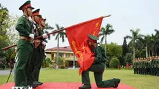 Chiến sỹ mới của Lữ đoàn 113 đặc công hôn Lá cờ Quyết thắng của đơn vị trong lễ tuyên thệ. Ảnh: Trọng Đức/TTXVN