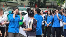 Thanh niên tình nguyện tiếp sức, tiếp động lực cho thí sinh trước khi vào phòng thi.