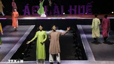 Đêm hội áo dài Huế kể về hành trình của chiếc áo dài - biểu tượng văn hóa của người Việt. Ảnh: Tường Vi/TTXVN