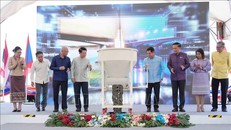 Phó Thủ tướng hai nước Lào - Thái Lan và đại diện các bộ, ngành hai nước thực hiện nghi thức đổ bê tông hợp long cầu. Ảnh: Xuân Tú/TTXVN 