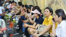 Bên ngoài điểm thi trường THPT Chu Văn An, nhiều phụ huynh hồi hộp chờ con