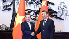 Chánh án Tòa án nhân dân tối cao Việt Nam Lê Minh Trí chào xã giao Bí thư Ủy ban chính pháp Trung ương Đảng Cộng sản Trung Quốc Trần Văn Thanh.