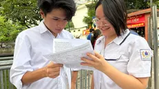 Nguyễn Thuỳ Chi, lớp 9A2, Trường Trung học cơ sở Hoàng Liệt trao đổi bài cùng bạn sau giờ thi. Ảnh: Phạm Mai/Vietnam+