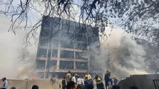 Lực lượng chức năng làm nhiệm vụ tại hiện trường máy bay Boeing 787-8 Dreamliner của Hãng Air India rơi trúng toà nhà tại thành phố Ahmedabad, bang Gujarat (Ấn Độ) ngày 12/6/2025. 