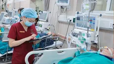 Nhân viên y tế theo dõi tình trạng cho bệnh nhân cấp cứu.