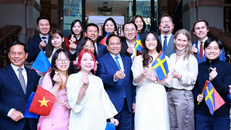 Thủ tướng Phạm Minh Chính với sinh viên, lưu học sinh Việt Nam tại Đại học Kinh tế Stockholm.