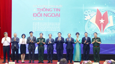 Các đại biểu thực hiện nghi thức khai trương Trang thông tin đối ngoại. 