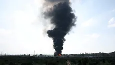 Khói bốc lên từ đám cháy sau cuộc tấn công bằng tên lửa của Iran vào Herzliya, Israel