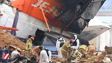 Hàn Quốc điều tra 24 trường hợp "sơ suất nghề nghiệp" liên quan tai nạn máy bay Jeju Air