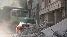 Nhân viên cứu hộ dọn đống đổ nát của tòa nhà bị sập tại Tehran, Iran sau các cuộc không kích của Israel. 