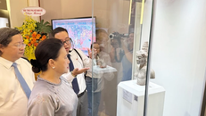 Nguyên Chủ tịch Quốc hội Nguyễn Thị Kim Ngân và các đại biểu tham quan trưng bày chuyên đề. 