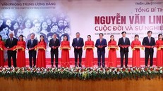 Tổng Bí thư Tô Lâm và các đại biểu cắt băng khai mạc Triển lãm "Tổng Bí thư Nguyễn Văn Linh - Cuộc đời và sự nghiệp". Ảnh: TTXVN
