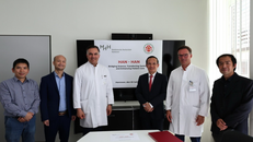 Đoàn công tác của Bệnh viện 108 do Thiếu tướng, Giáo sư, Tiến sỹ Lê Hữu Song, Giám đốc bệnh viện dẫn đầu, và các giáo sư hàng đầu về tim mạch của MHH.