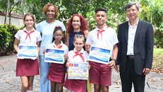 Đại sứ Việt Nam Lê Quang Long cùng các học sinh đạt giải. 