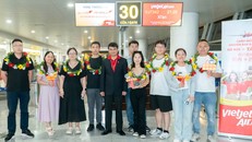 Lãnh đạo Vietjet chào mừng hành khách trên đường bay mới Hà Nội - Tây An