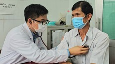 Các y, bác sĩ tư vấn sức khỏe cho người dân. 