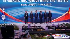 Phó Thủ tướng, Bộ trưởng Ngoại giao Bùi Thanh Sơn (thứ ba, bên phải) chụp ảnh tại Hội nghị Bộ trưởng Ngoại giao Hợp tác Mekong-Hàn Quốc lần thứ 13. 