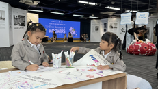 Các em nhỏ tham gia vẽ tranh tại Chương trình