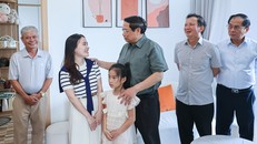 Thủ tướng Phạm Minh Chính thăm khu nhà ở xã hội tại đô thị mới An Vân Dương của thành phố Huế. Ảnh: VGP/Nhật Bắc