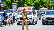 Lực lượng CSGT phân luồng giao thông