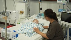 Bé trai trong tình trạng suy hô hấp nguy kịch do uống phải tinh dầu đuổi muỗi.