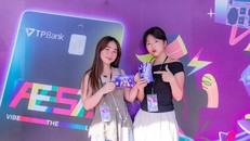 Khán giả tham gia hoạt động trải nghiệm và mở thẻ TPBank Mastercard FEST tại music show “Những Thành Phố Mơ Màng” tháng 6 vừa qua.