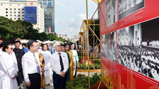 Ông Nguyễn Văn Lợi, Trưởng Đoàn đại biểu Quốc hội thành phố, ông Nguyễn Thanh Nghị, Phó Bí thư Thường trực Thành ủy Thành phố Hồ Chí Minh cùng các đại biểu tham quan Triển lãm ảnh chủ đề 'Vinh quang 80 năm Quốc hội Việt Nam.'