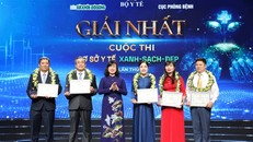 Bộ trưởng Bộ Y tế Đào Hồng Lan trao cho các đơn vị đoạt giải Nhất.