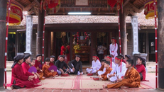 Các nghệ nhân làng Xoan gốc biểu diễn Hát Xoan tại Đình Hùng Lô, xã Hùng Lô, thành phố Việt Trì. 