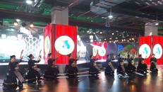 Các nghệ sỹ biểu diễn đàn tính tại sân khấu trung tâm của không gian 12 ngành công nghiệp văn hóa