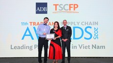 Đại diện TPBank lên nhận giải