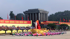 Xe rước chân dung Chủ tịch Hồ Chí Minh