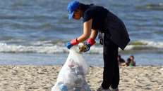 Tình nguyện viên dọn rác trên bãi biển ở Alexandria, Ai Cập.