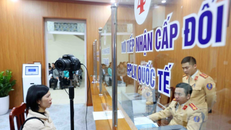 Cán bộ, chiến sỹ Đội Sát hạch, cấp giấy phép lái xe cơ giới đường bộ (Phòng Cảnh sát Giao thông, Công an thành phố Hà Nội) làm thủ tục cấp, đổi giấy phép lái xe cho công dân.