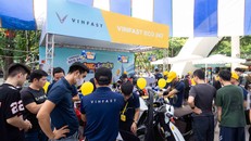 Khách hàng tìm hiểu về các mẫu xe máy điện VinFast tại gian hàng một đại lý.