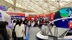 Du khách tham quan tại Triển lãm thành tựu đất nước