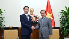 Bí thư Trung ương Đảng, Quyền Bộ trưởng Ngoại giao Lê Hoài Trung và Đại sứ Trung Quốc tại Việt Nam Hà Vĩ