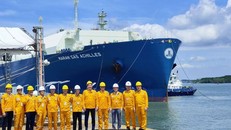 Lãnh đạo PV GAS chụp ảnh lưu niệm cùng con tàu LNG đầu tiên đến Việt Nam