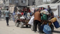 Người dân Palestine đi sơ tán tránh xung đột tại Dải Gaza