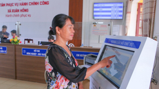 Người dân bấm số thứ tự để làm thủ tục hành chính tại Trung tâm phục vụ hành chính công xã Xuân Hồng, Ninh Bình.